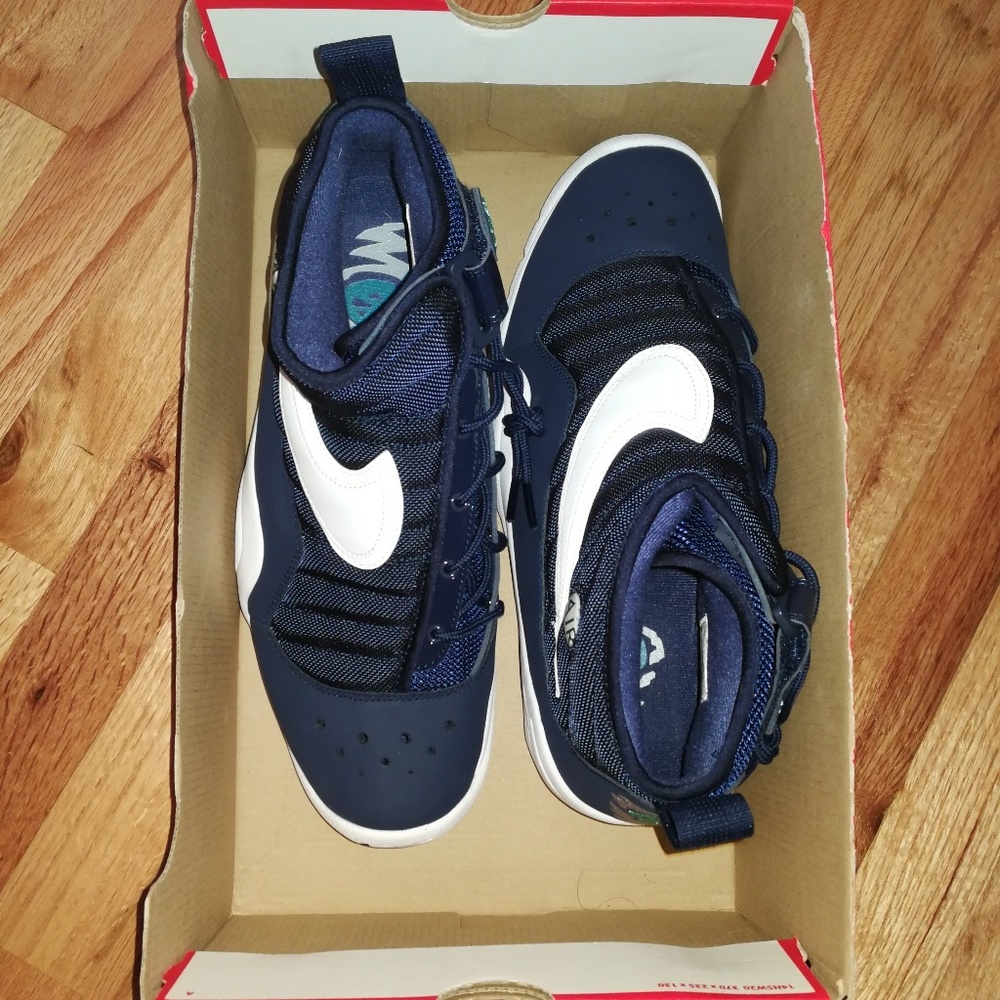 New Nike Air Shake Shoes - Picture 3 of 5